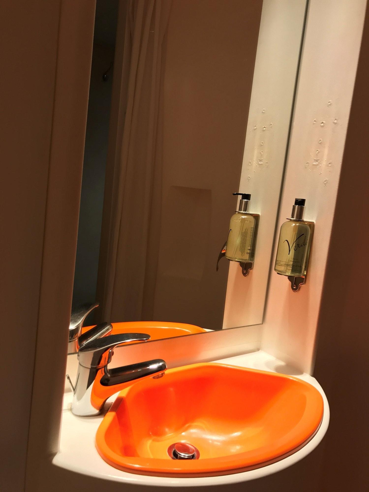 Easyhotel South Kensington London Exterior photo